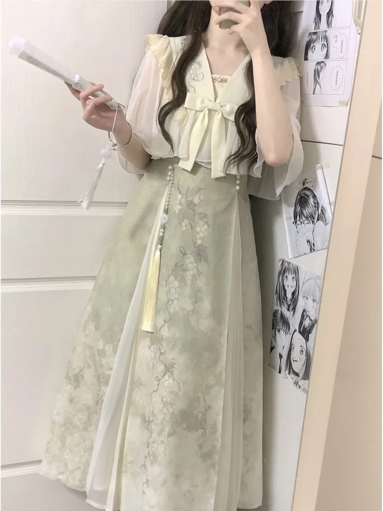 

A new Chinese-style dress with an outer layer and halter top