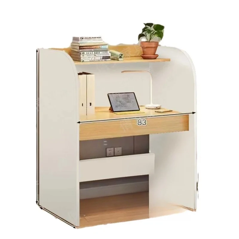 يأخذ الطلاب المكتبيون لغرفة الدراسة الذاتية امتحانًا للكمبيوتر البسيط المختلط ذو التقسيم المغلق البسيط