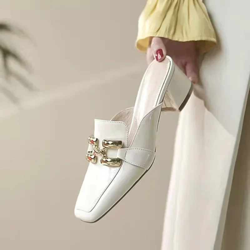 Zapatillas con decoración de cadena para el dedo del pie para mujer, zapatos de tacón medio, toboganes para exteriores, Mules de tacón cuadrado de lujo, moda