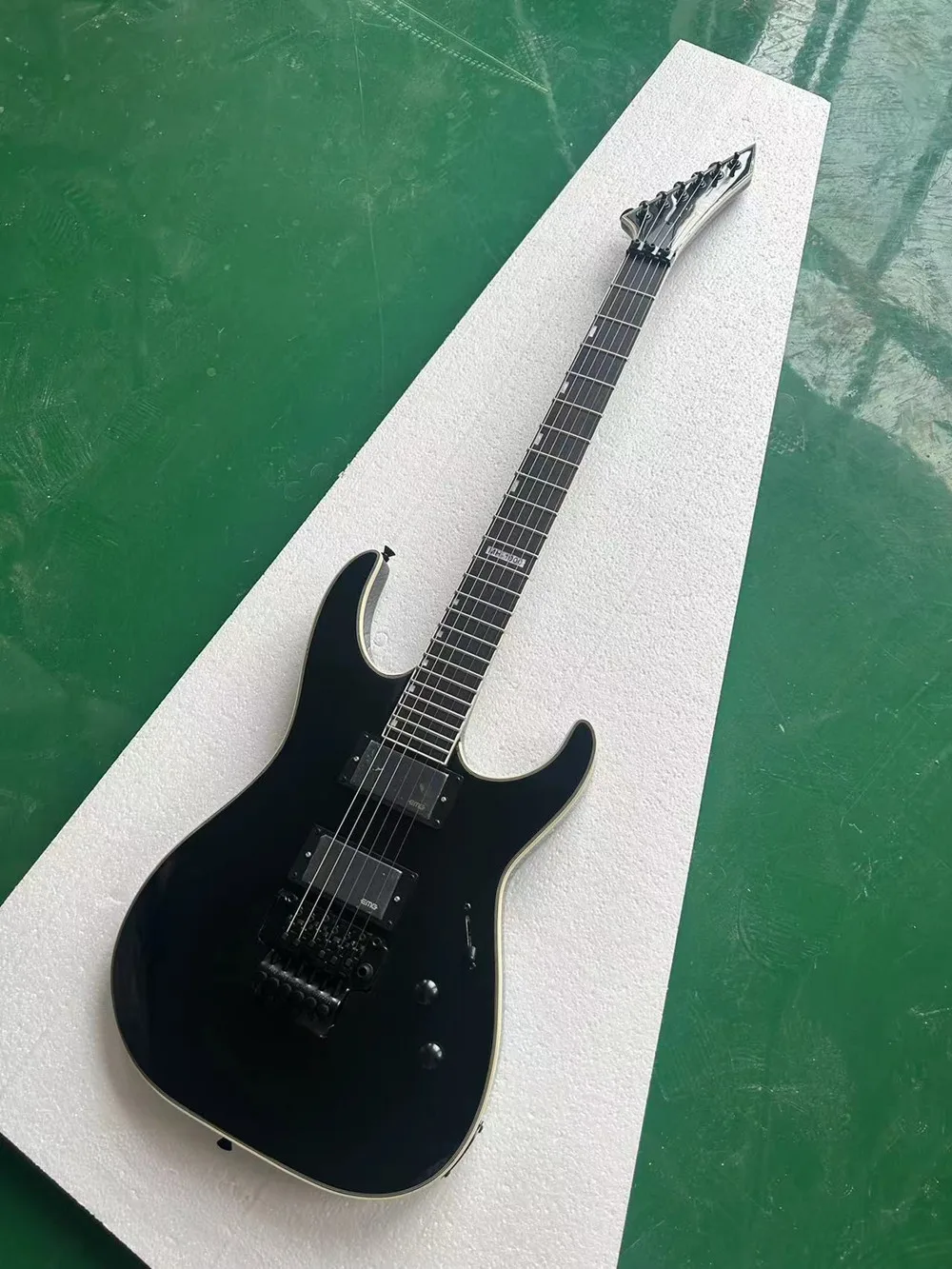 6 Strings Electric Guitar with Black Hardware,Rosewood Fretboard,Offer Customized