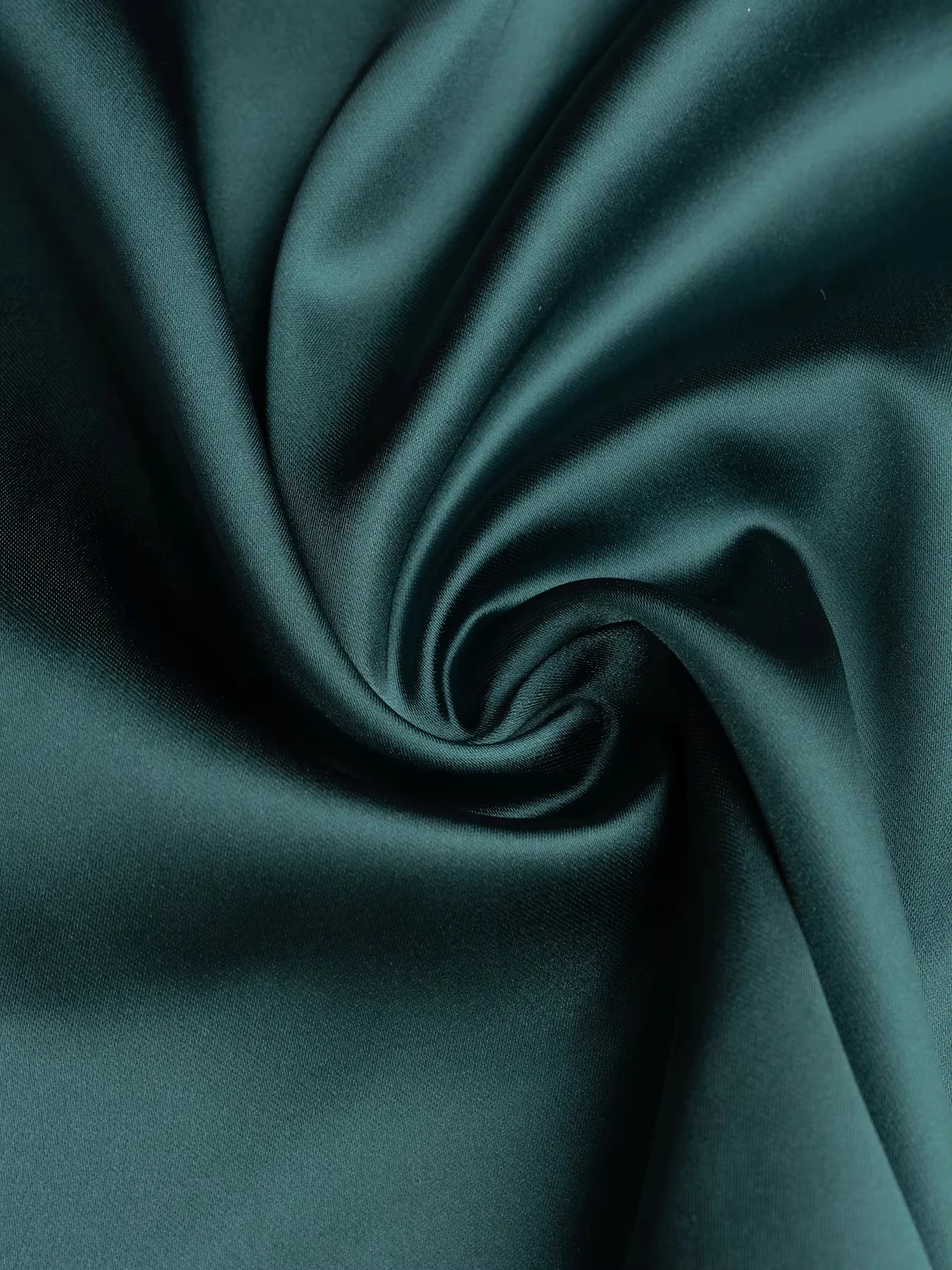 Smaragdgrünes Satin-Neckholder-Top mit einer Schulter für Damen, Elegante Goldrosen-Brosche, Drapierte Ärmellose Bluse, Party- und Abendhemd – Detail 15