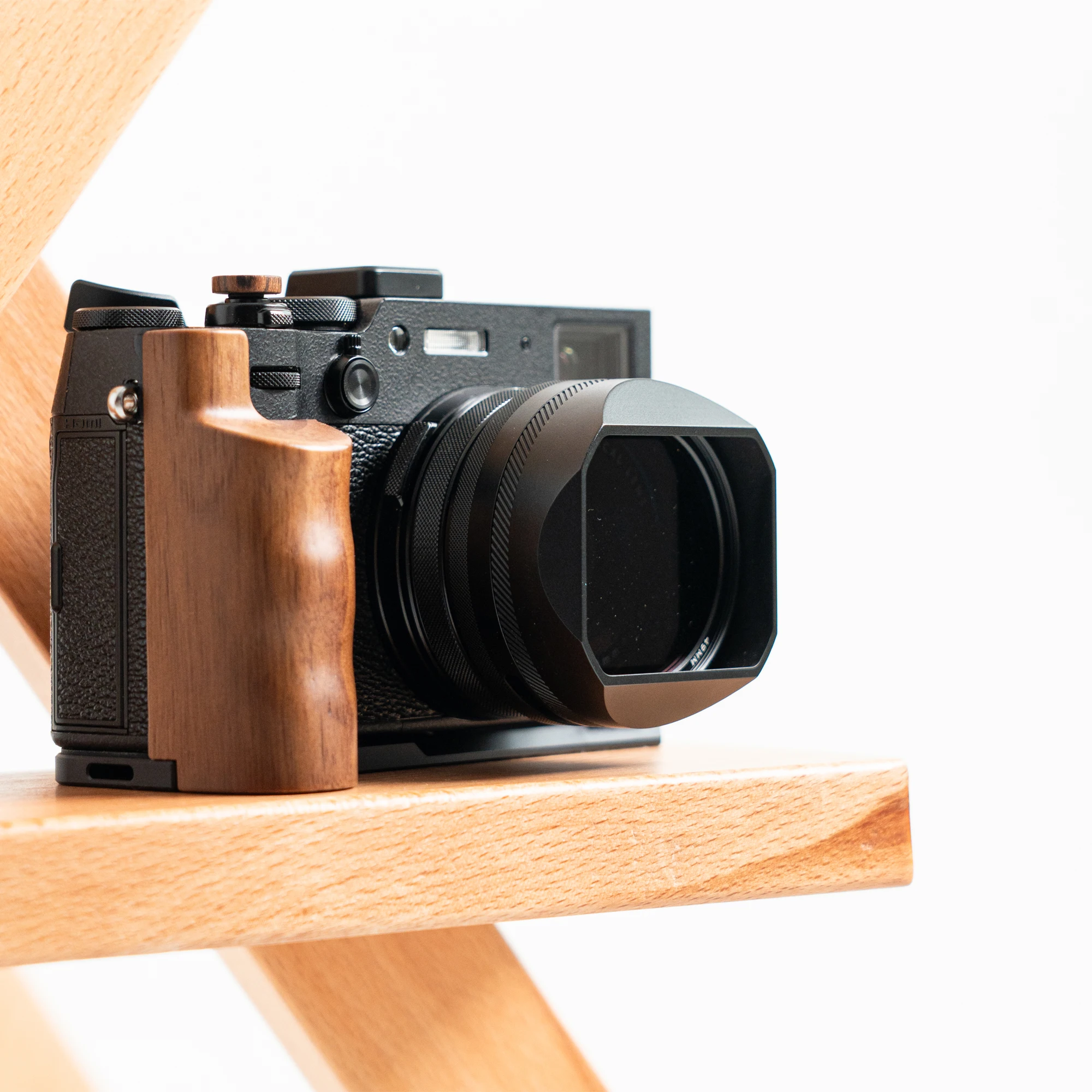 قبضة Freewell الخشبية الفاخرة على شكل حرف L متوافقة مع كاميرا Fuji X100VI ولوحة سريعة التحرير وبناء خشبي متين