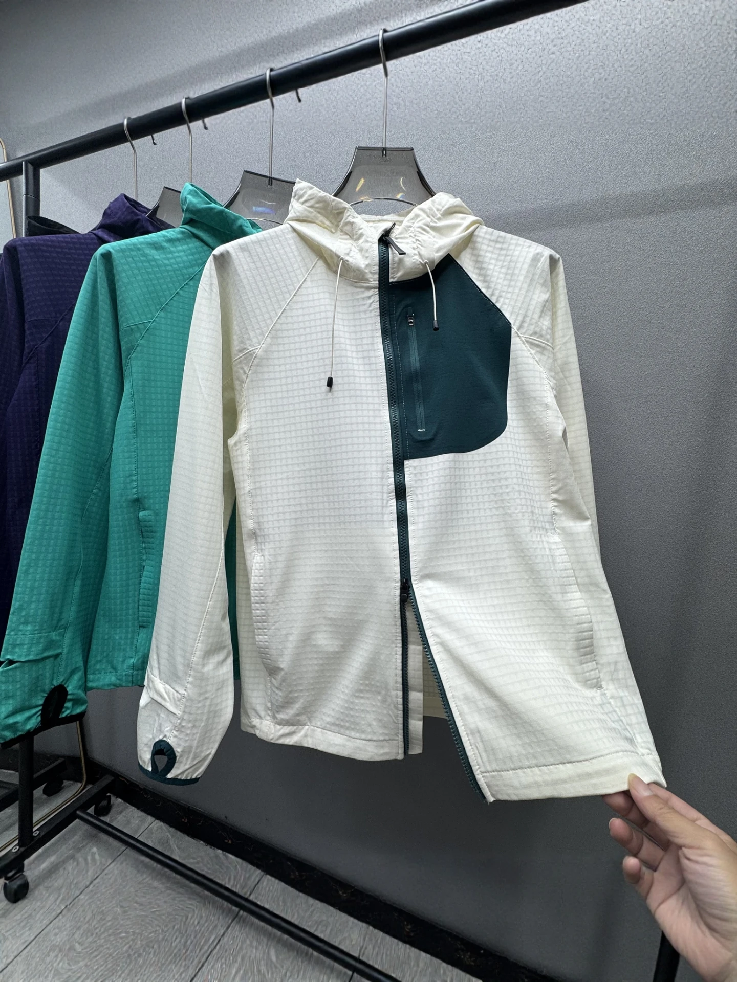 

Мужская уличная повседневная спортивная куртка: ветрозащитная, водоотталкивающая, дышащая, быстросохнущая, с капюшоном. Уличная одежда для мужчин и женщин.