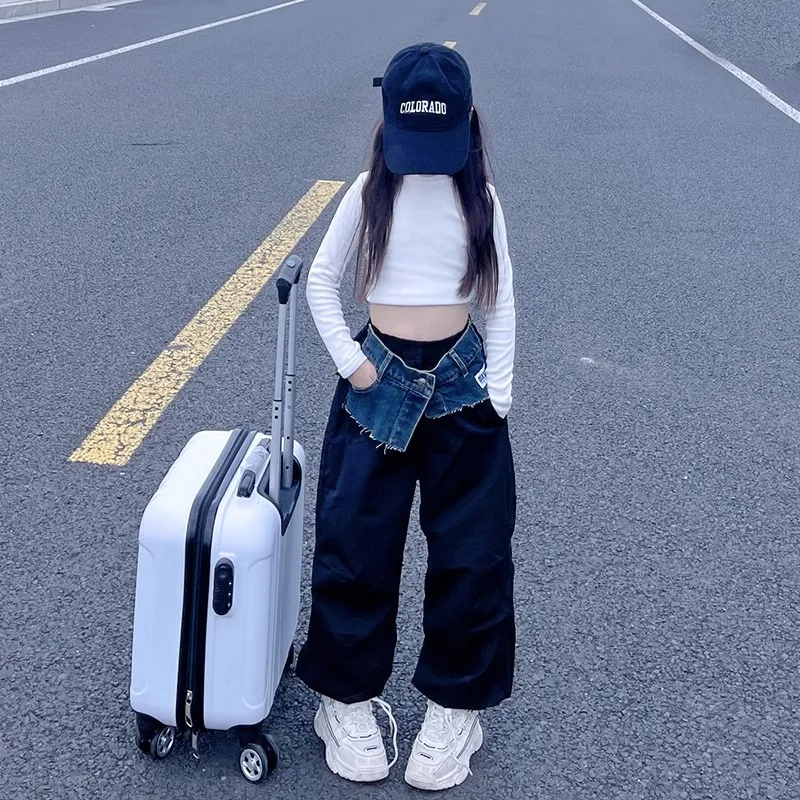 Spodnie dziewczęce w stylu ulicznym 2024, letni top z krótkim rękawem z motywem kreskówkowym, modne, dżinsowe, łączone spodnie robocze