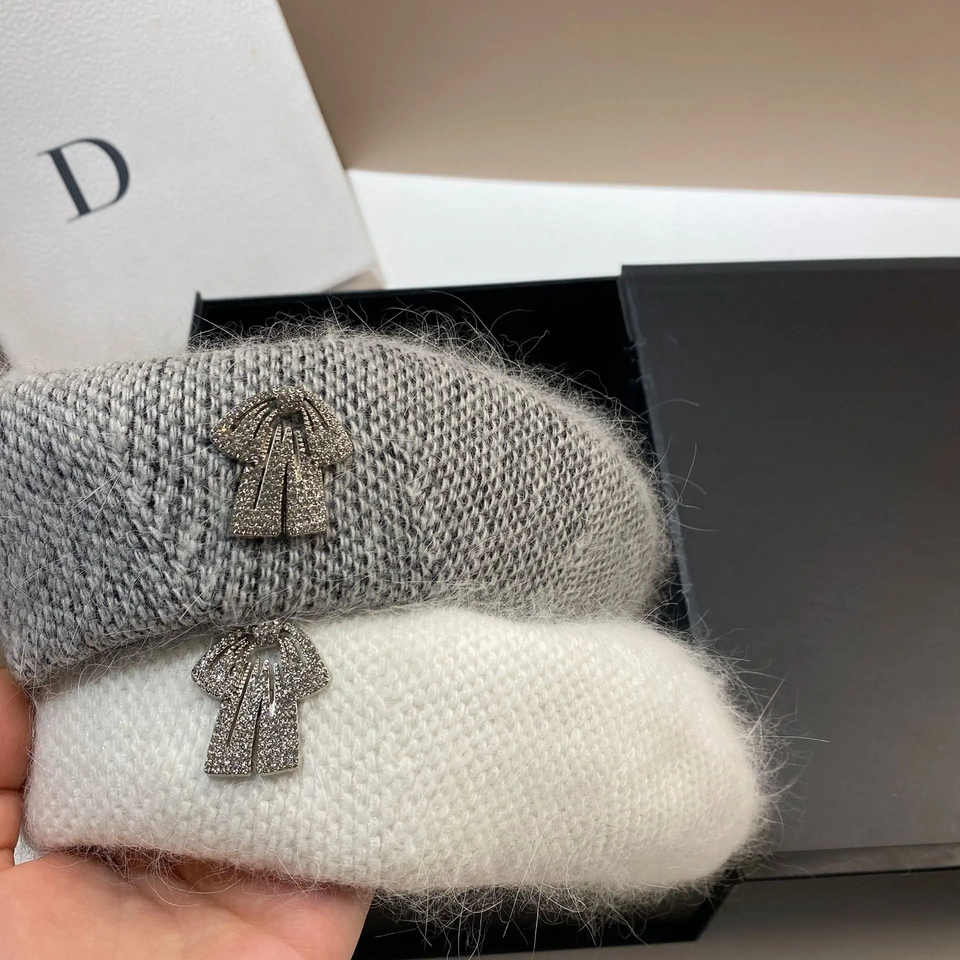 Luksusowy beret z futra królika z kryształową kokardą, zimowa czapka artystyczna w stylu koreańskim dla kobiet, urocza i elegancka czapka vintage typu slouchy.