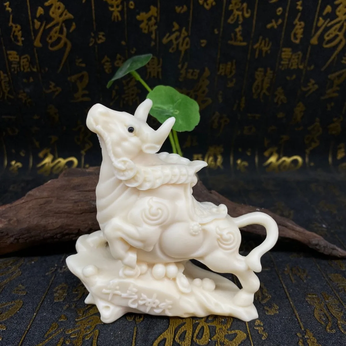 Ivory Nut Carved Powerful Bull Figurine 12125cm Home Office Car Desktop Decor Craft Ornament