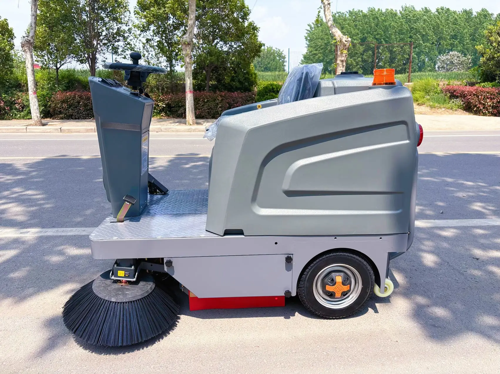 Cheap HELI Efficient Ride-on Sweeper for Warehouse and Factory Floor Cleaning 1250MM Electric Driving Sweeper with CE