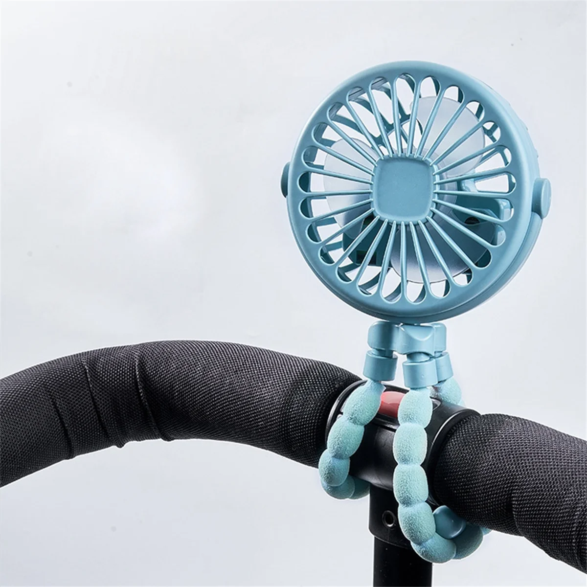 A01V مروحة صغيرة صامتة قابلة لإعادة الشحن عبر USB باللون الأسود 3 سرعات قابلة للتعديل مع وظيفة الإضاءة لعربة مقعد السيارة