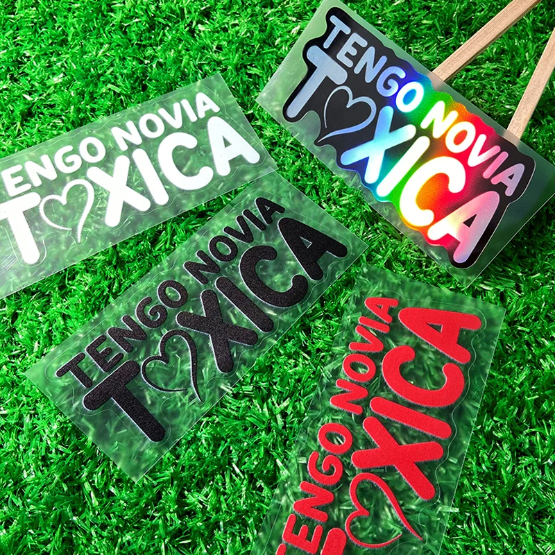 Pegatinas impermeables para motocicleta TENGO NOVIA TOXICA, paneles laterales para patinete eléctrico, tanque de combustible, Memes, calcomanías de vinilo, decoración, 1 ud.
