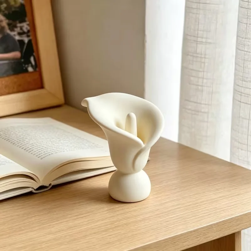 3D Printed Matte Cream Calla Lily Sculpture Minimalist Curved Flower Figurine Smooth Floral Statue Simple Aesthetic Desk Decor