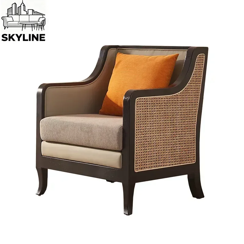 Dreiteiliges Set aus Rattan-Massivholz-Einzelsofastuhl und Teetisch