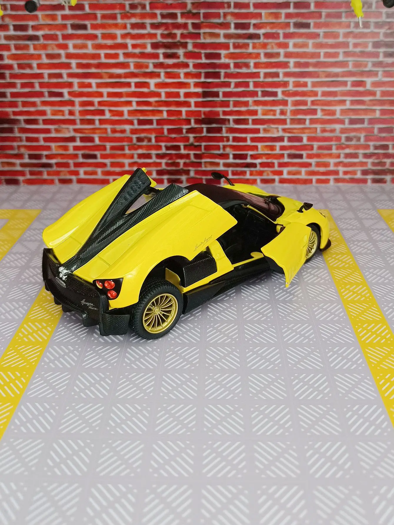 

Модель суперкара Pagani Huayra из сплава металлов в масштабе 1:32 с имитацией звуковых и световых эффектов, богатой детализацией и высококачественной отделкой.