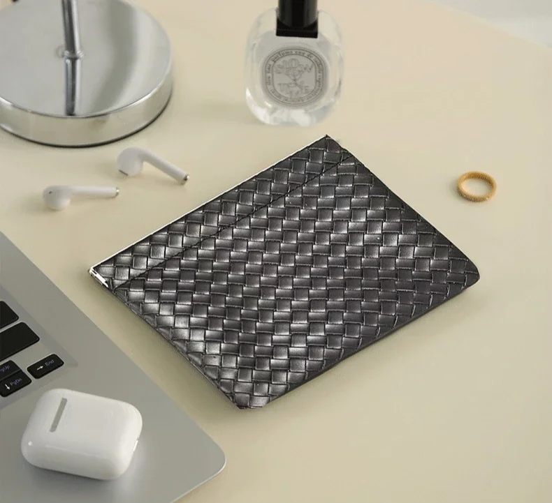 حقيبة مكياج، أوراق زنبركية، أحمر شفاه محمول، سماعة رأس، حقيبة تخزين نظارات شمسية من البولي يوريثان، محفظة صغيرة للعملات المعدنية