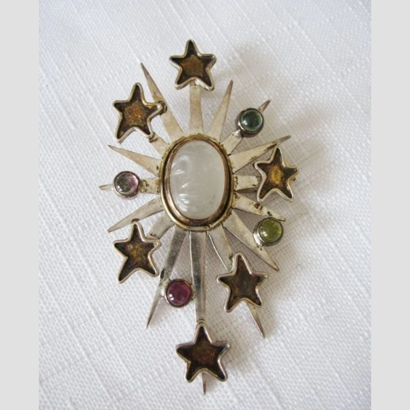 Fashionable Irregular Shape Design Embedded Oval Shaped Synthetic Zirconia in The Middle Surrounded By Stars Suitable Any Scene