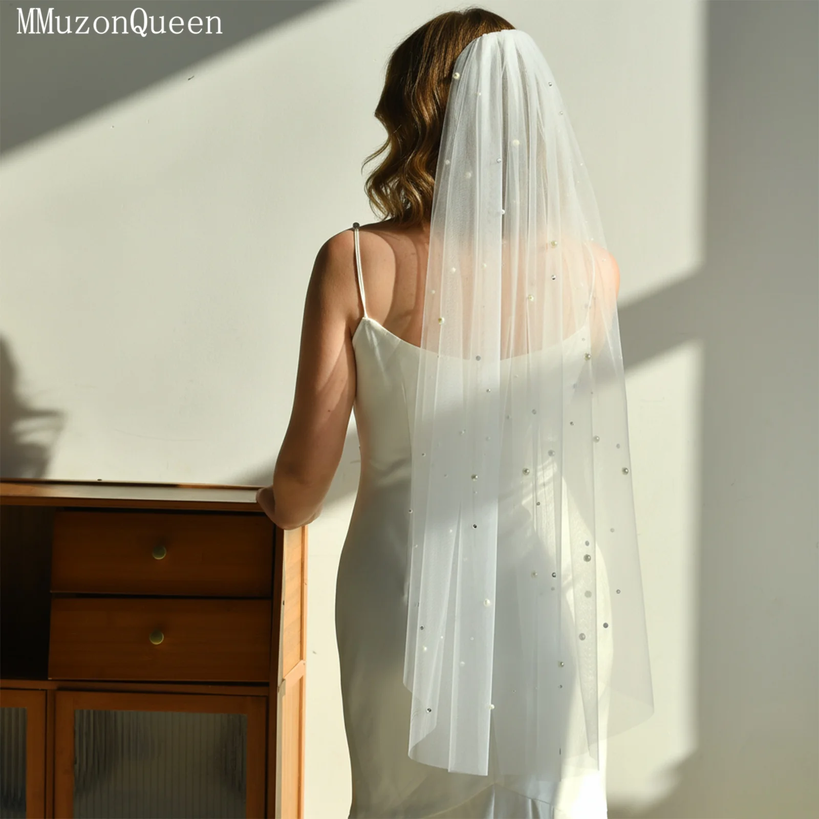 ผ้าคลุมหน้าเจ้าสาว TOPQUEEN ประดับมุกและคริสตัล ผ้าคลุมหน้าเจ้าสาวสุดหรู สีครีมขาว พร้อมหวี อุปกรณ์เสริมงานแต่งงาน ปรับแต่งได้ รุ่น V109