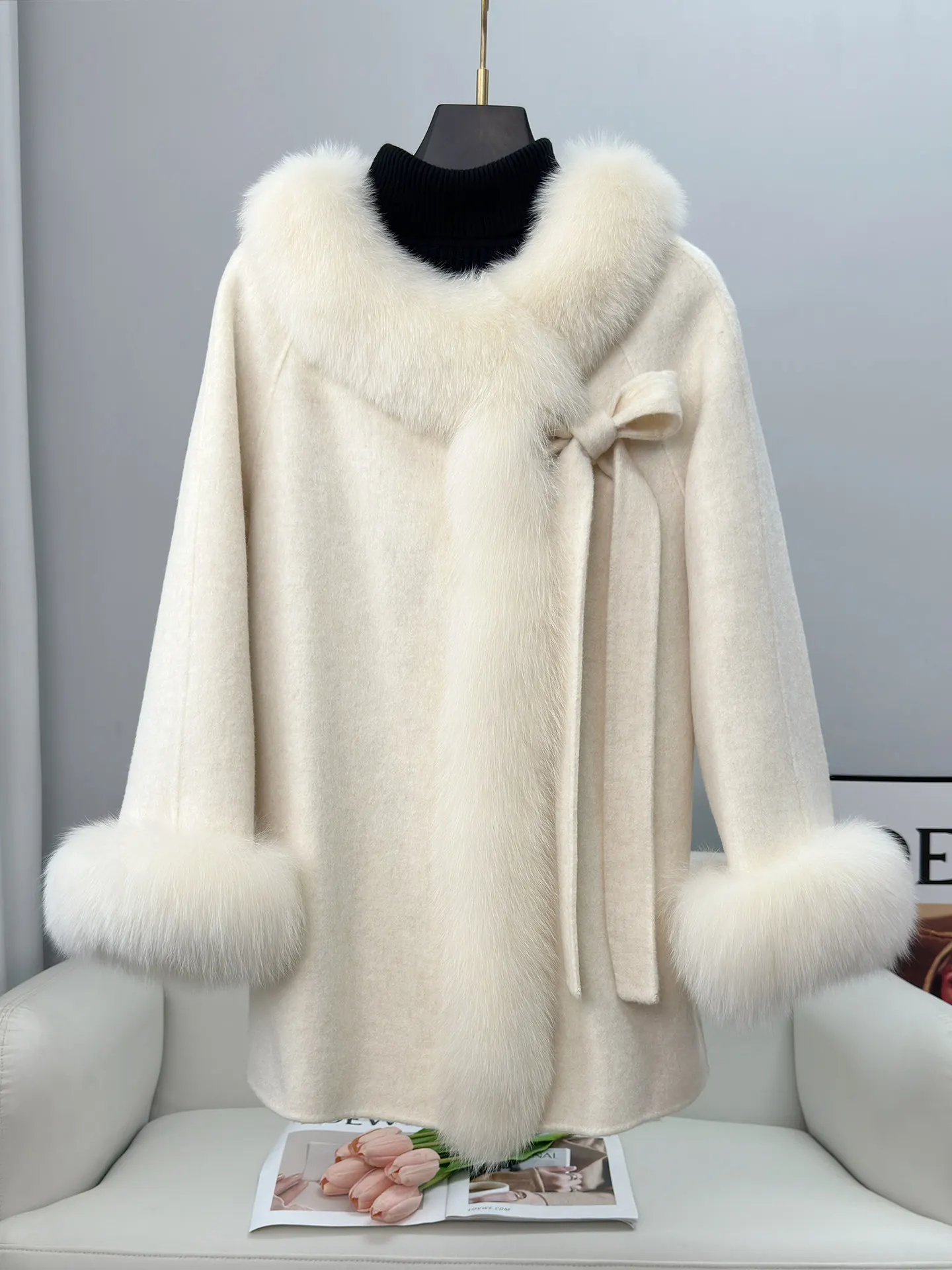 Ragazza delicata e tenera, cappotto in cashmere double face con fiocco, collo in pelliccia di volpe, pelliccia da donna, cappotto in lana di nuovo stile per inverno