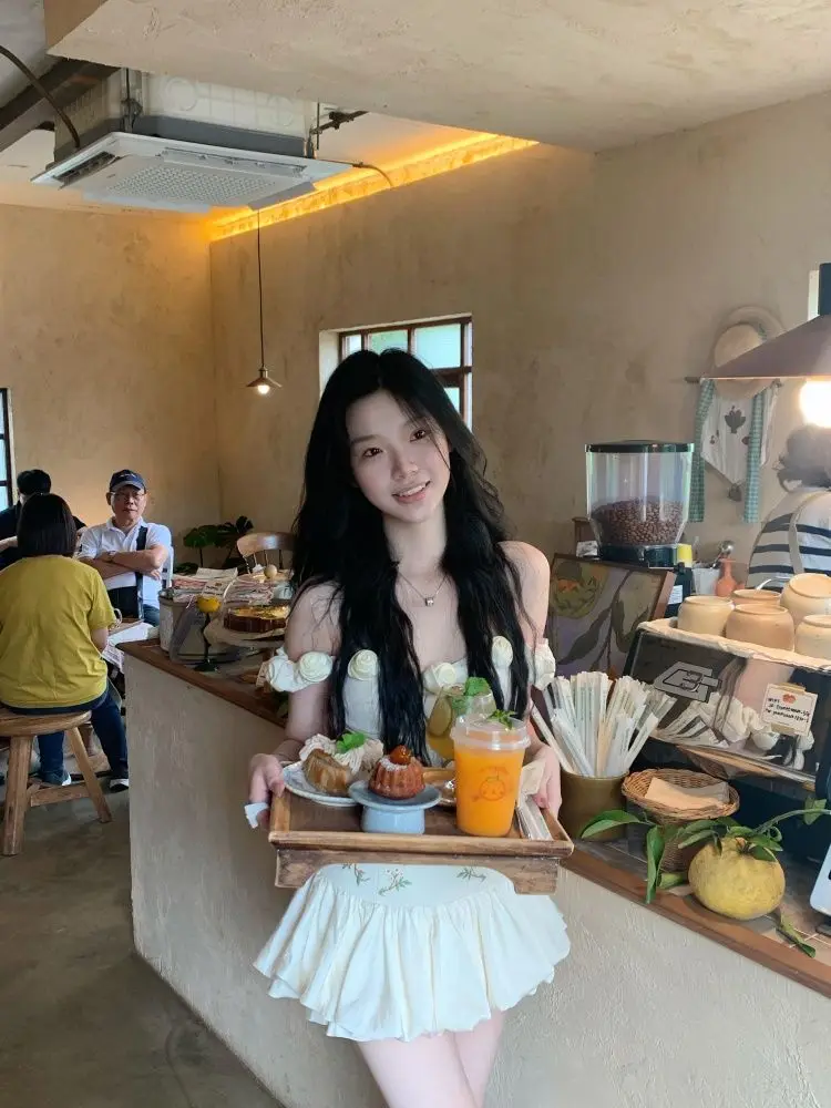 Abiti da donna al ginocchio 2025 Donna senza maniche Prospettiva trasparente trasparente scavato scavato traforato ritaglio cut-out