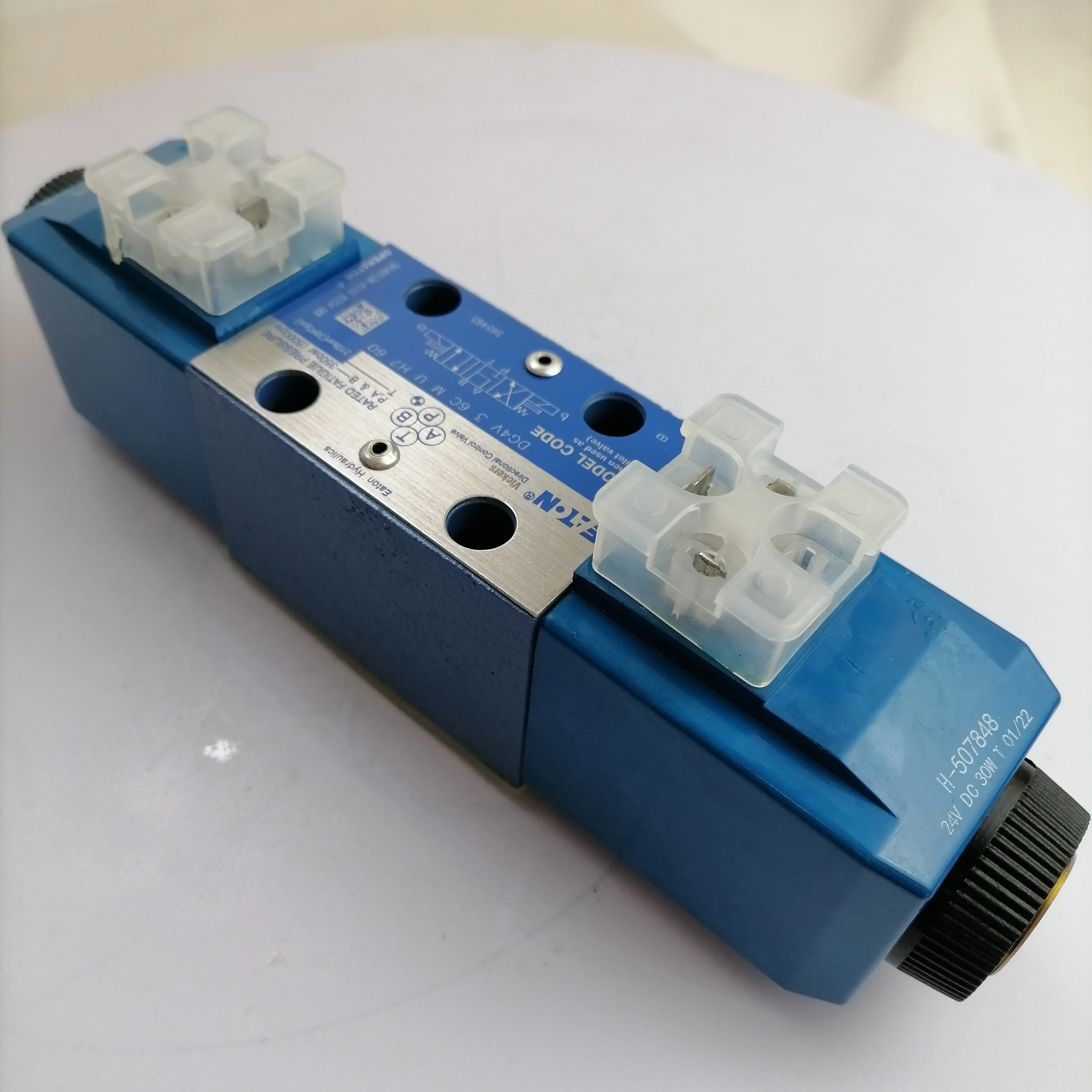 

Электромагнитные клапаны ea ton vic kers DG4V DG4V-5-2ALJ-M-U-H6-20