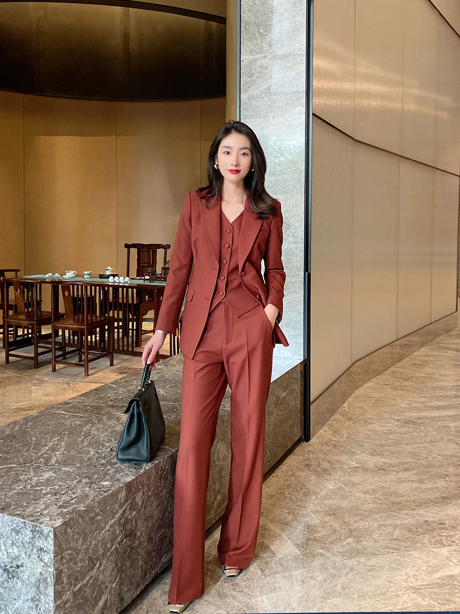 

Костюм-тройка Ele Slim Fit: белый жилет, прямые брюки и футболка, для новогодних и праздничных мероприятий