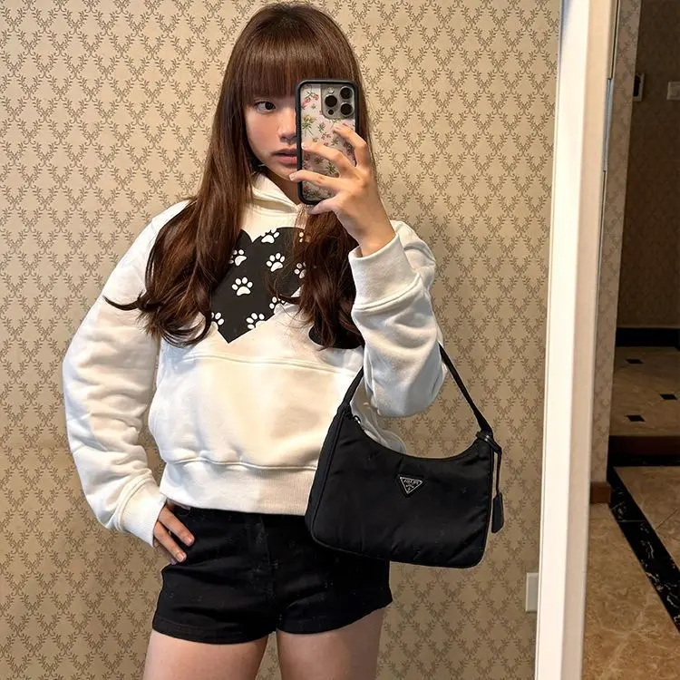 

Gagaok White Love Dog Claw Толстовка с длинными рукавами и принтом из пенопласта для женщин 2026 Design Sense Осень Новое универсальное короткое пальто Топ