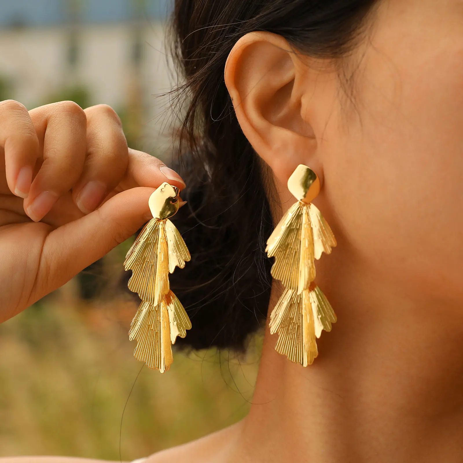

2024 Copper Material Earrings Exquisite Leaf Fashion Gold Color Stud Earrings For Women Jewelry Party Gifts Plant Pendants