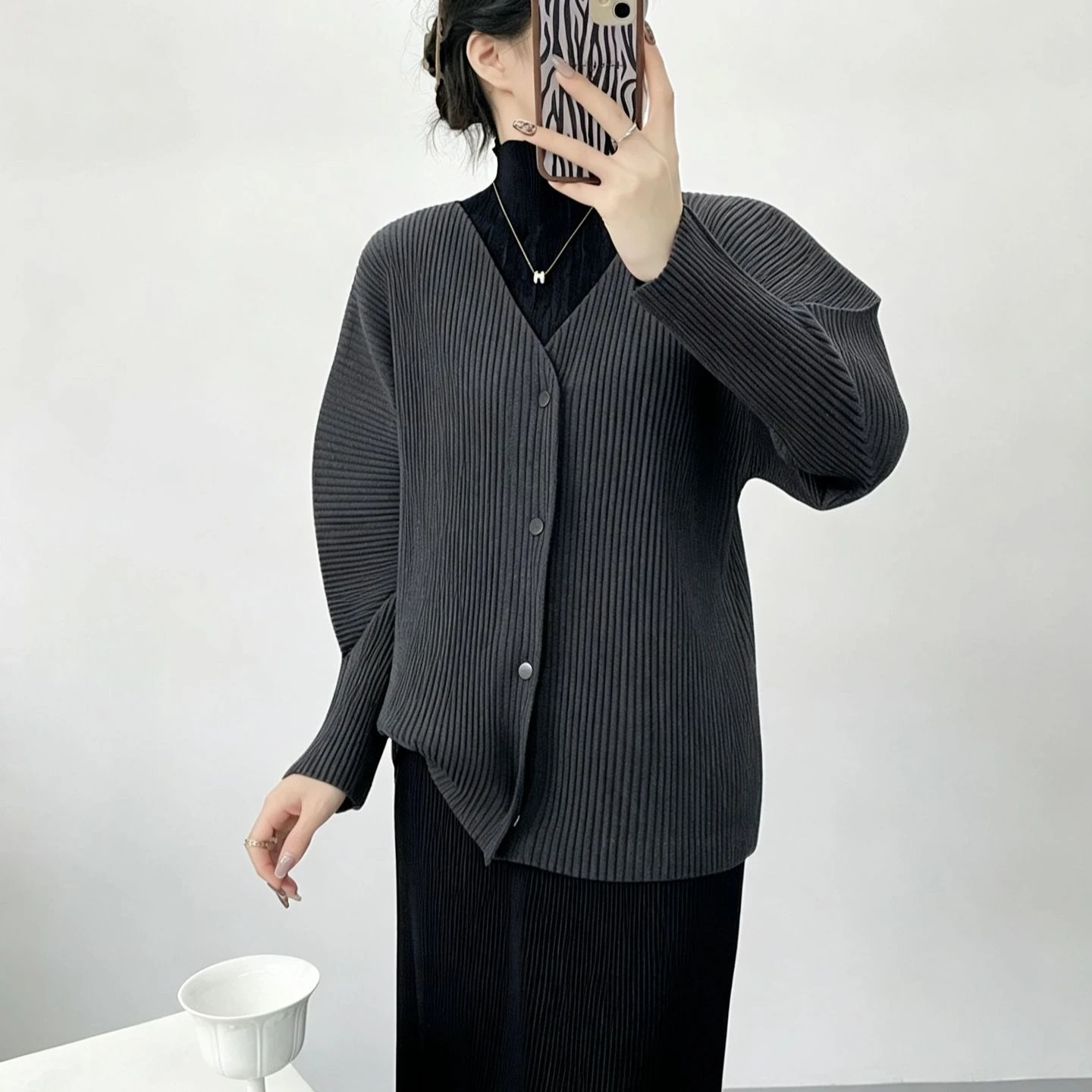 Pleated Women's Long Sleeve Jacket New Simple Casual Fashion V-Neck Long Sleeve Elegant Top Commuting Versatile No-Iron Cardigan