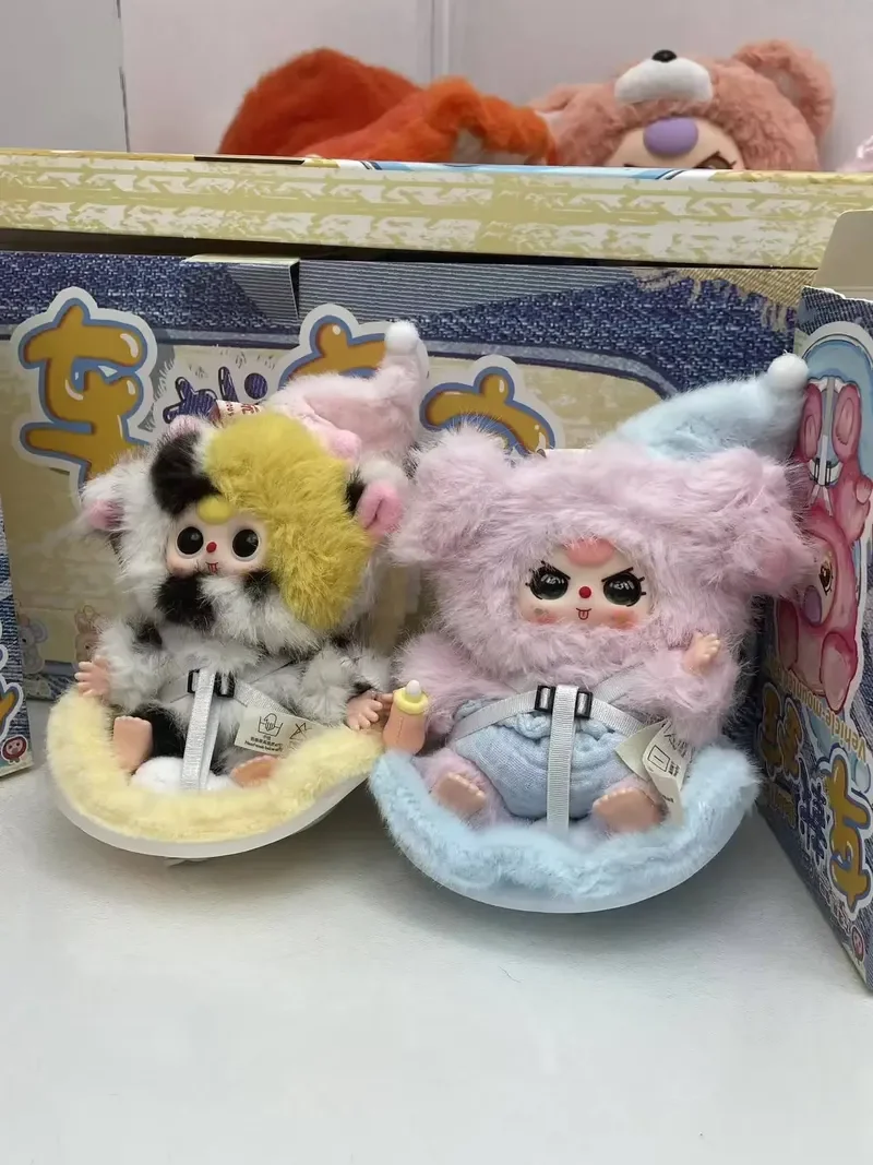 

Аутентичная новая детская серия с тремя автомобилями, плюшевая виниловая слепая коробка, виниловая кукла с лицом, игрушка, коллекционная модная украшение автомобиля