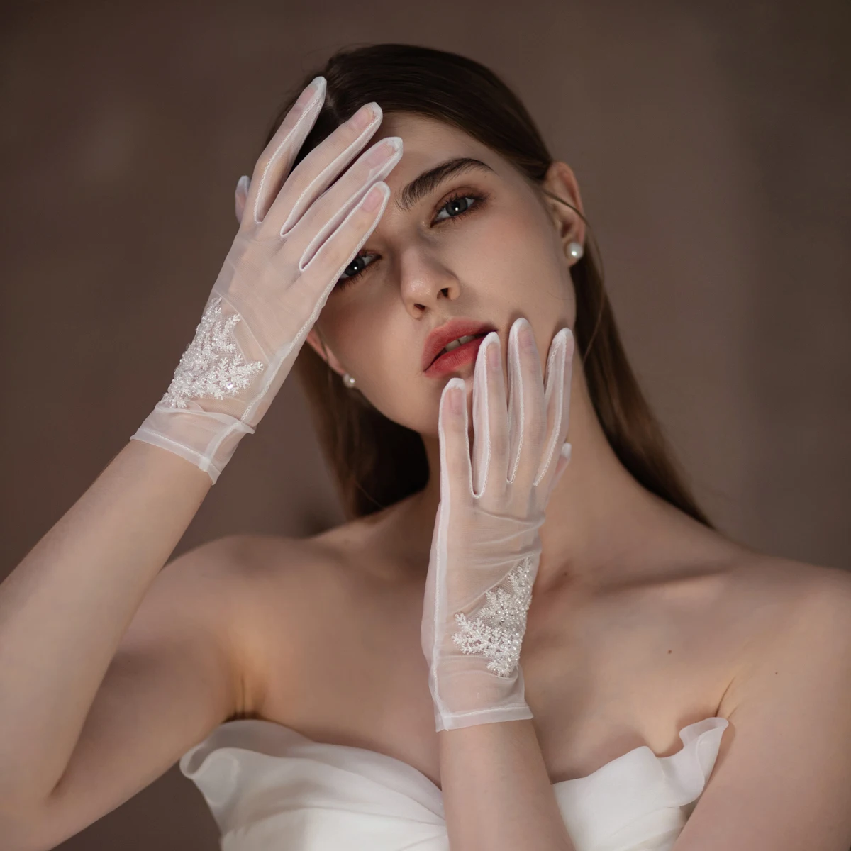 WG092 Fresh Wedding Bridal Gloves Soft Tulle Crystal-Beads Piece Appliqued Short White Brides Bridesmaid Women Prom Handschuh