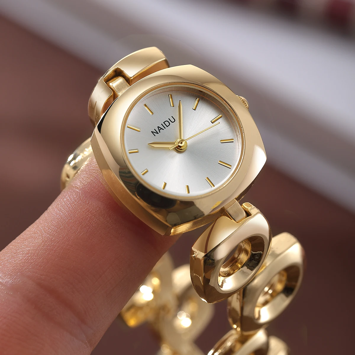 1 Piece of Women's Light Luxury Hollow Square Bracelet Quartz Watch, Vintage Simple Dial Wristwatch, Daily Date Outfit Accessory Watch