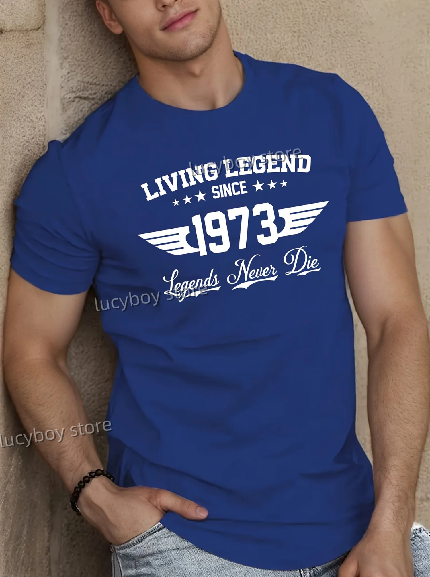 ใหม่ใน Men LIVING LEGEND 1973 พิมพ์แขนสั้นเสื้อ T ชายกีฬาแข่งฟุตบอล Tee Vintage เสื้อลําลองผู้ชายเสื้อผ้า