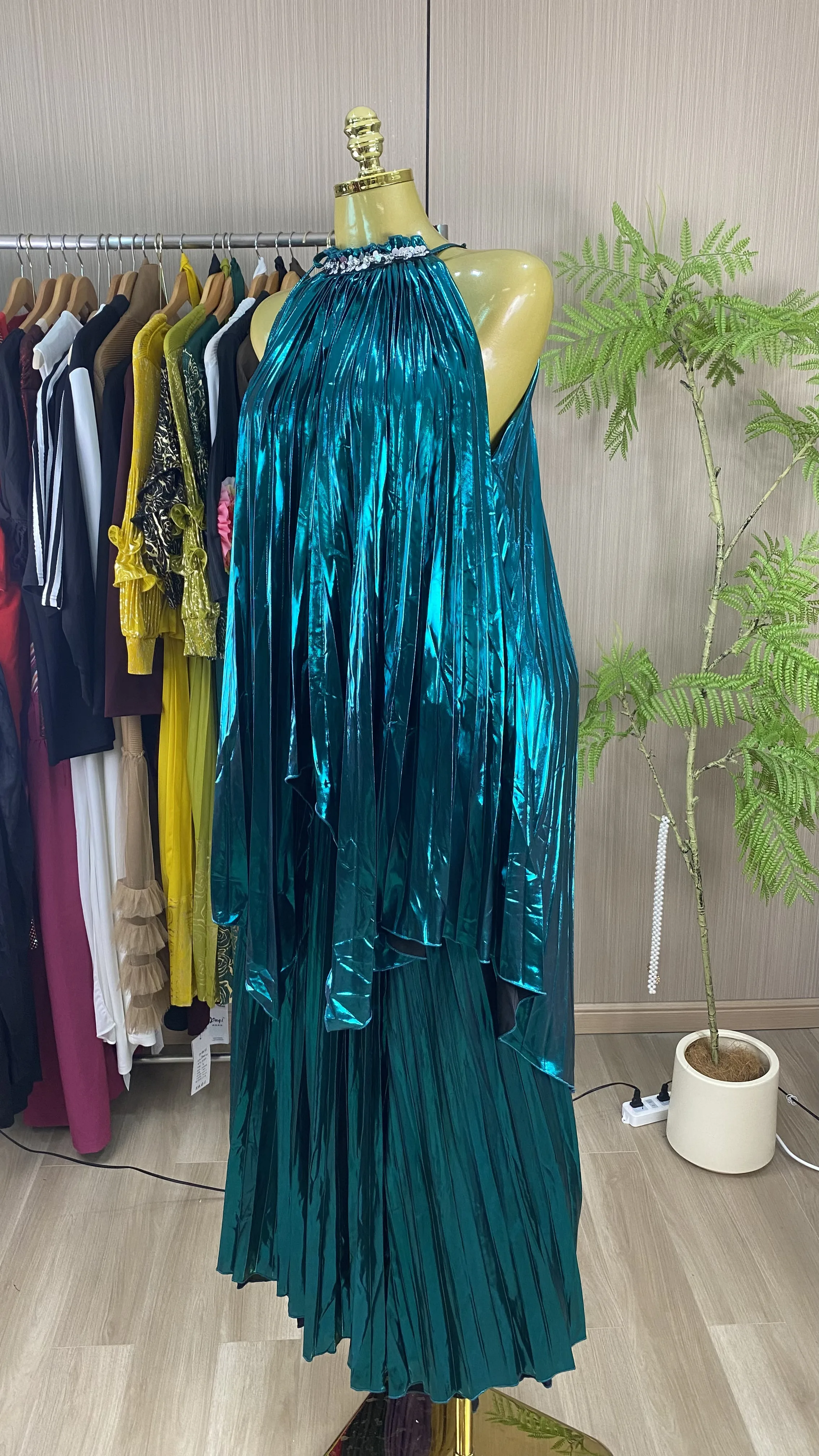 Resort-style set featuring a loose, rhinestone-embellished, cinched-waist round-neck top and a mid-rise skirt.-GZXX1152