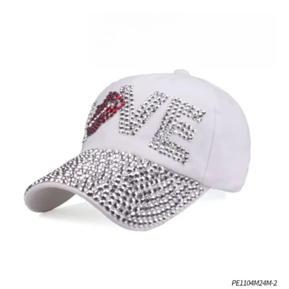 قبعة بيسبول بيضاء لعيد الحب من PESENAR مع تصميم حب من حجر الراين: متألقة ورومانسية للحب اللامع مع مظهر على شكل حرف V