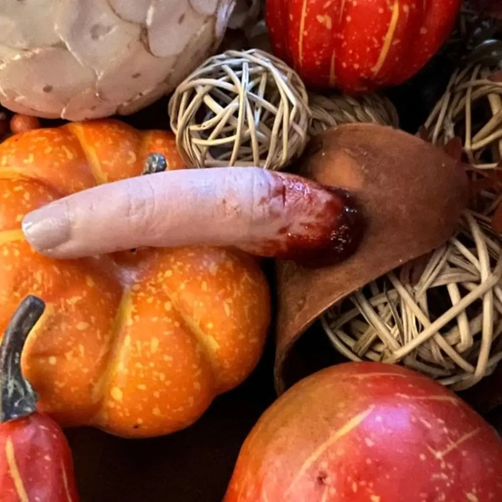 Prank Prop Realistic Design Severed Finger Prop Bloody Effect Artificial Bloody Finger Prop Scary Spooky Horror Decor Halloween