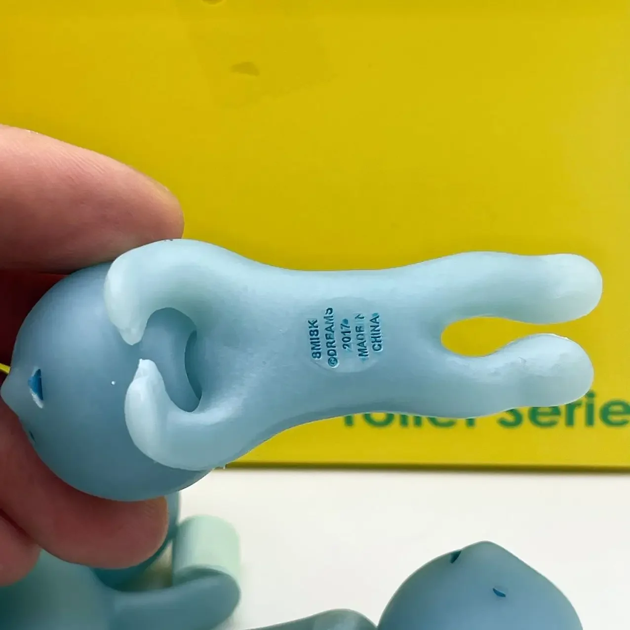 المرحاض سلسلة Smiski صندوق أعمى Noctilucent الأزرق دمية صندوق الغموض عمل أرقام دمية المشجعين الأطفال مفاجأة هدية عيد ميلاد لعبة