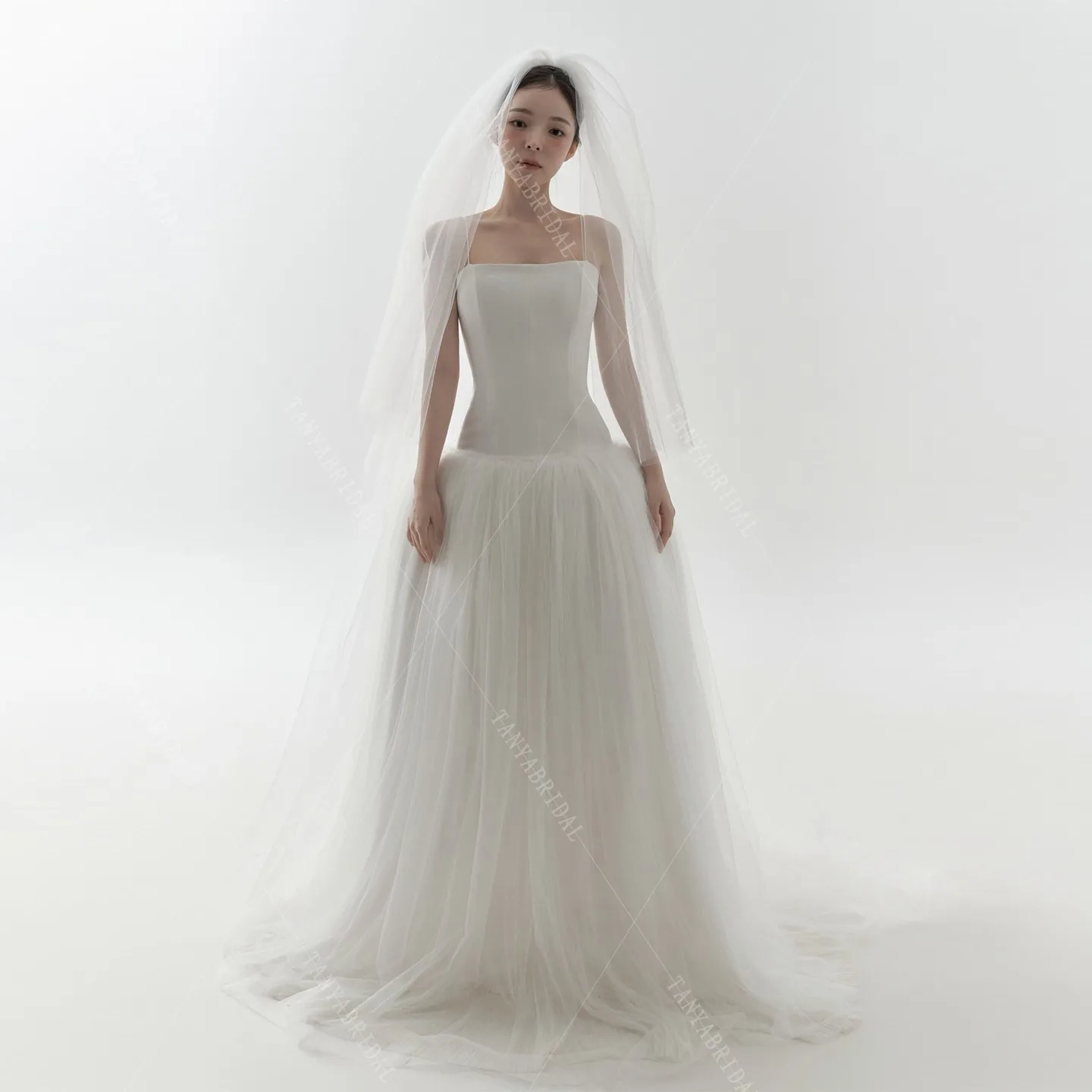 우아한 민소매 새틴과 튤 소재의 브라이덜 가운, 스파게티 스트랩 A라인 심플 웨딩드레스, 웨딩촬영 드레스