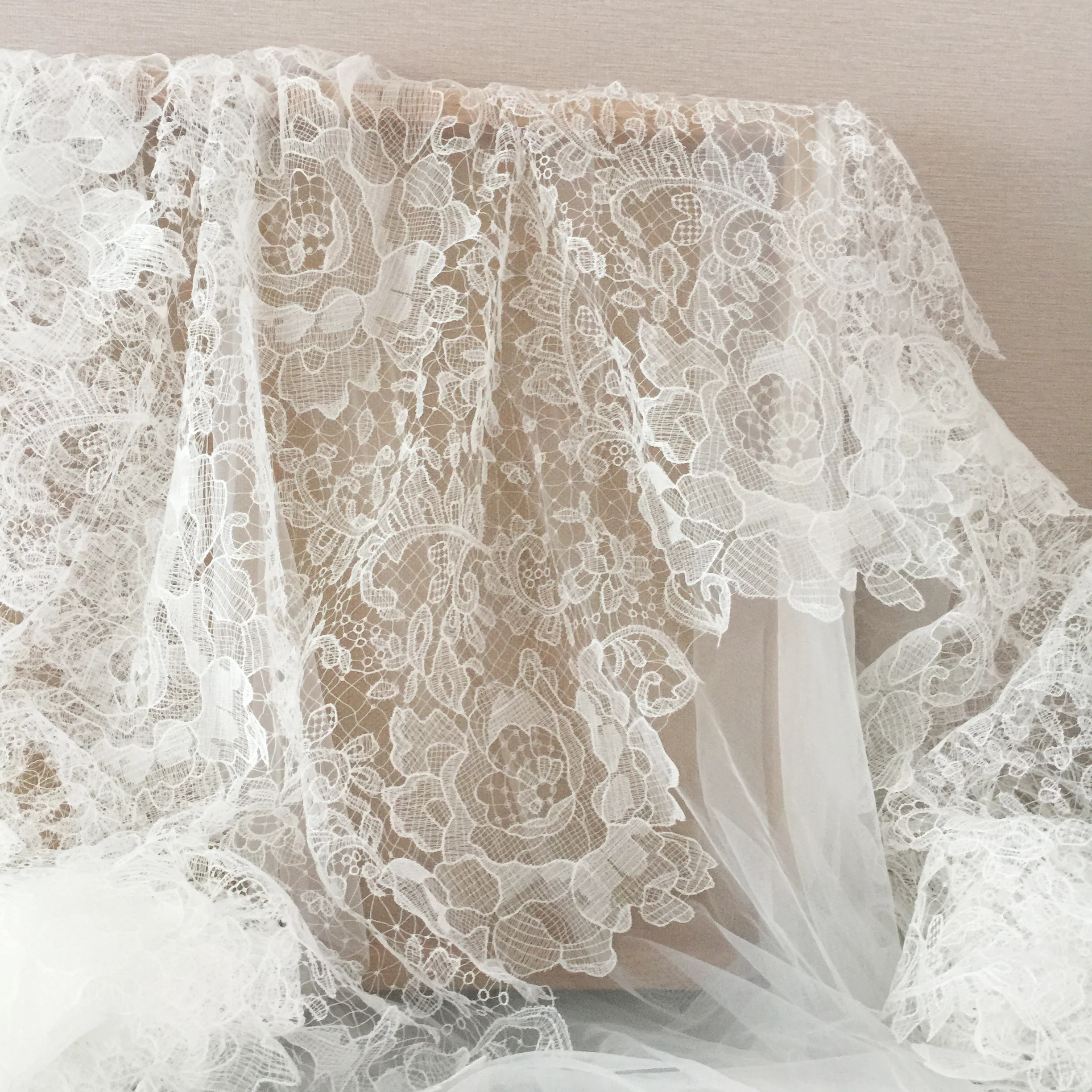 1 Yard Elfenbein Exquisite Alençon-Spitze Stoff mit Häkeln Muster Floral Emrboidery Stoff für Hochzeit Kleid, Spitze Caps – Detail 3