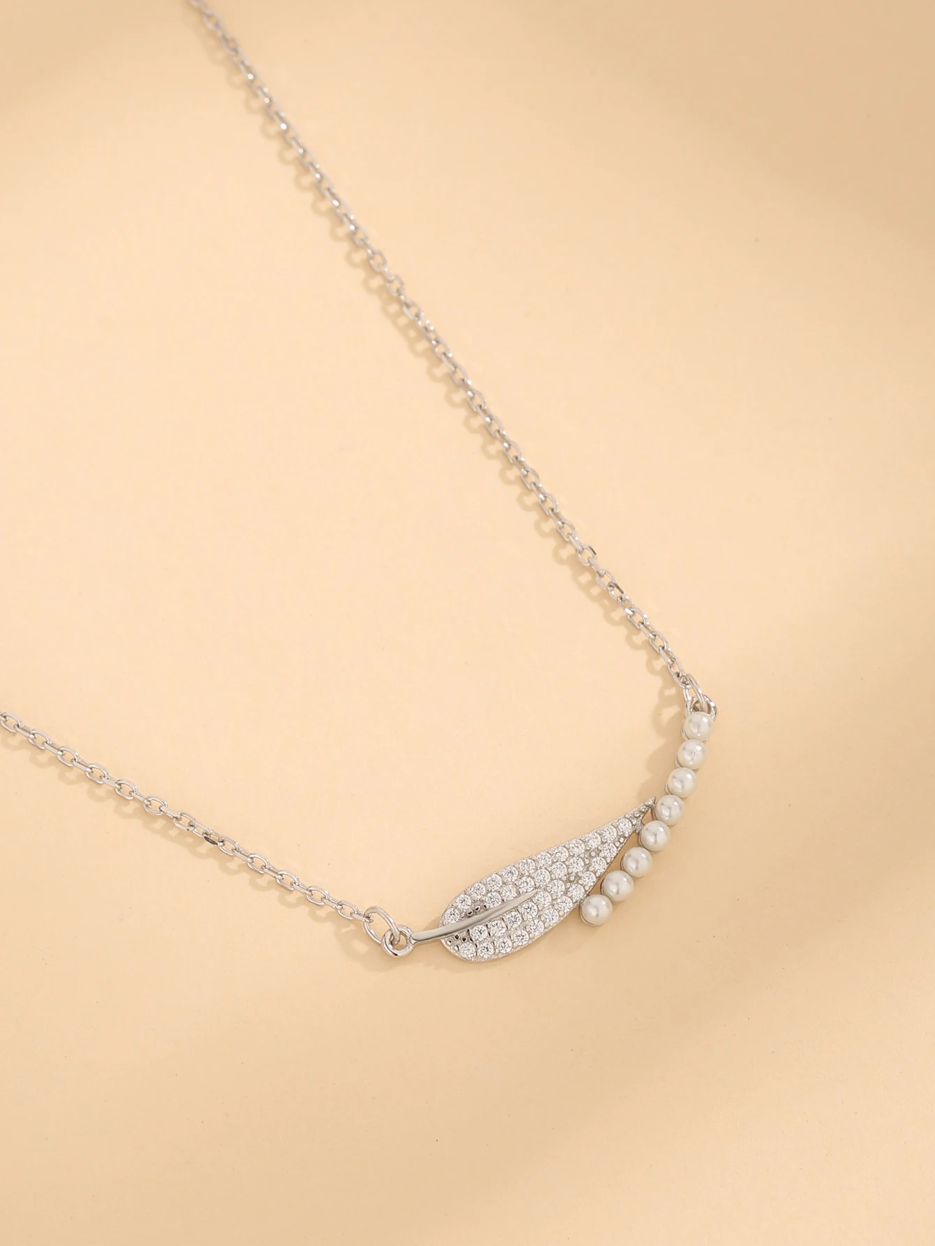 new personalized collarbone chain minimalist pearl row design S925 silver leaf necklace