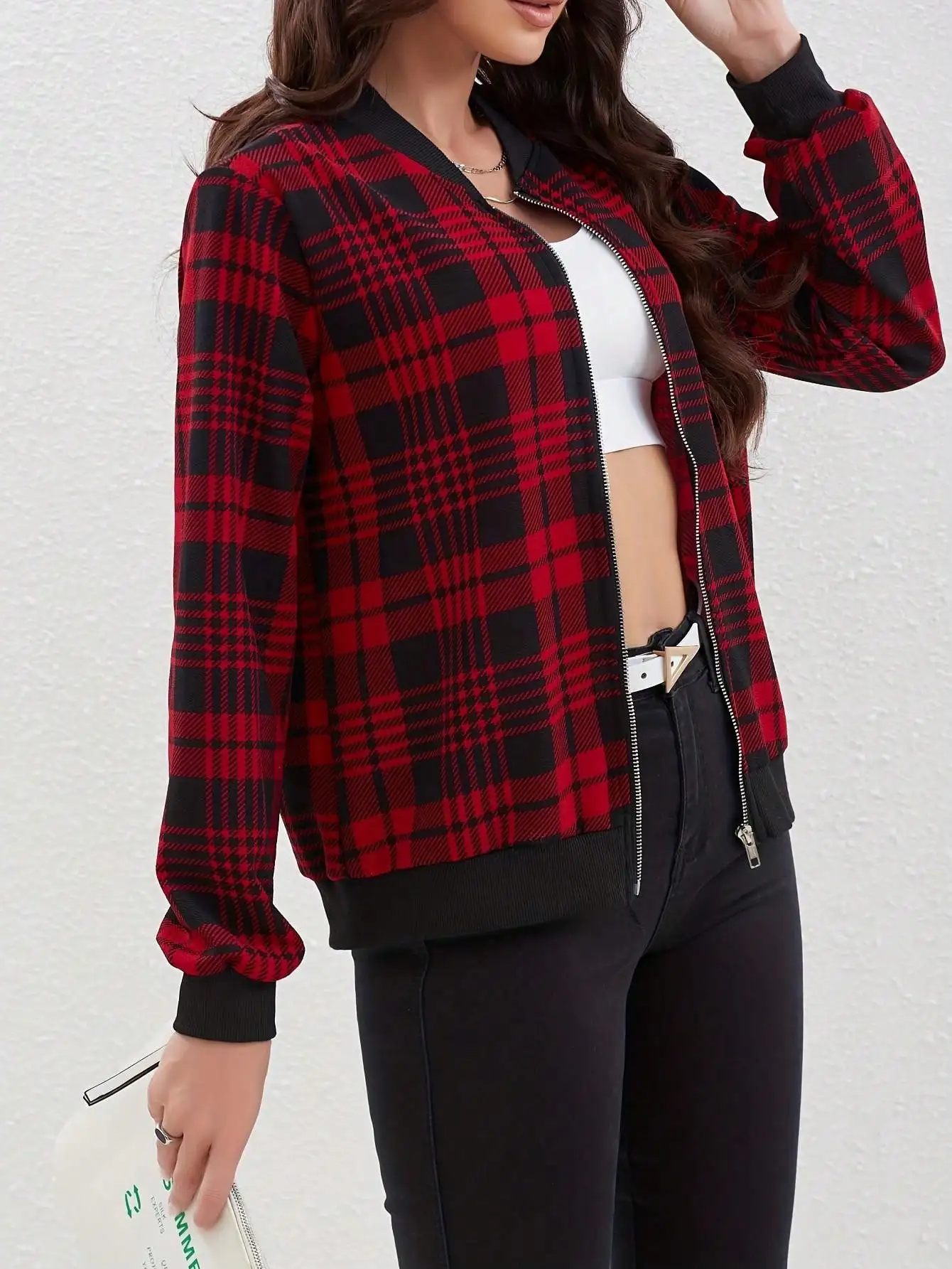Damska kurtka bomberka w czerwono-czarną kratę z zamkiem błyskawicznym, codzienna odzież wierzchnia na wiosnę i jesień