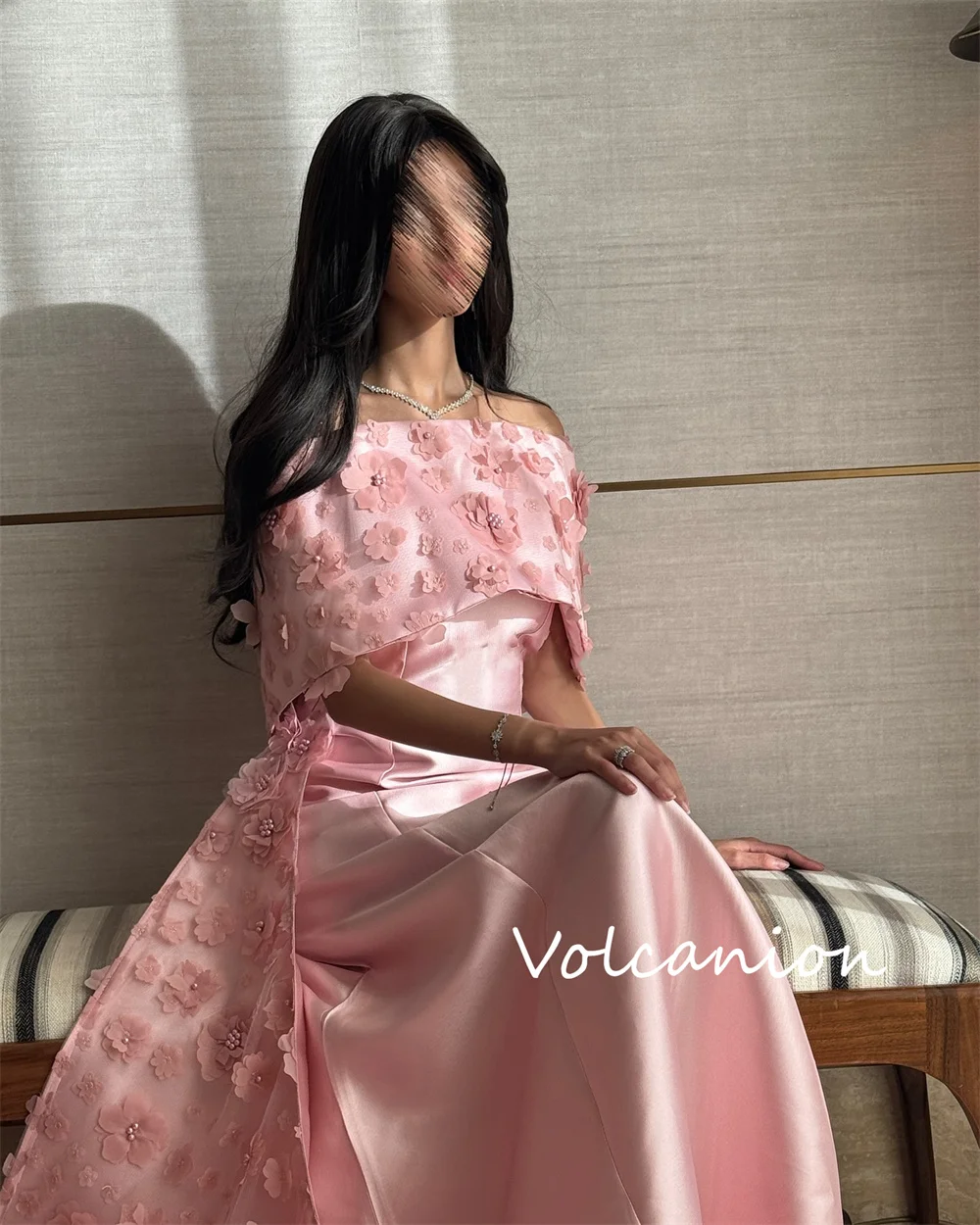 Abiti lunghi con spalle scoperte e fiori con paillettes Charmeuse alla moda personalizzati Stile moderno per occasioni su misura