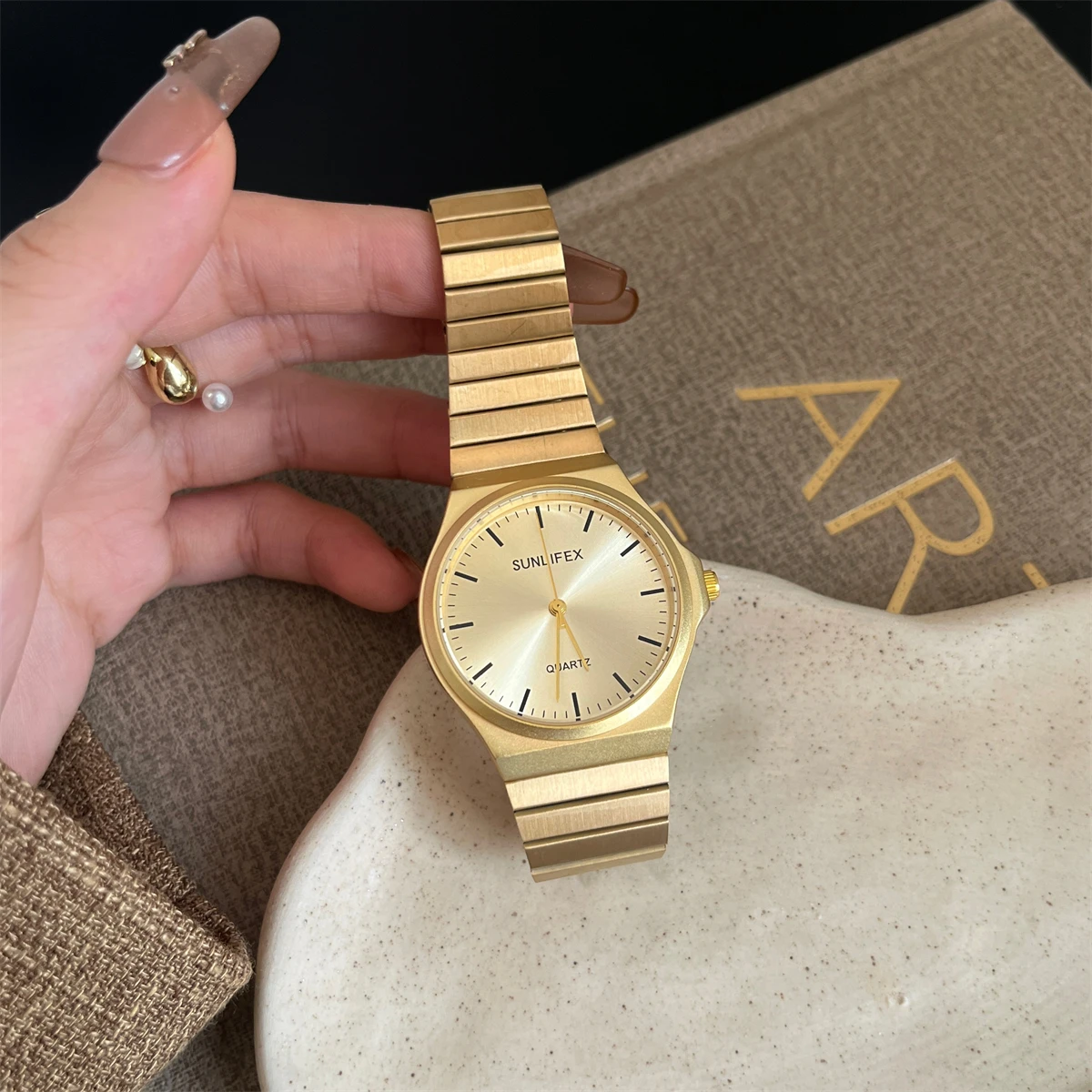 

Classic round large dial small gold watch for women, fashionable and simple design watch, high quality luxury watch, ladies gift