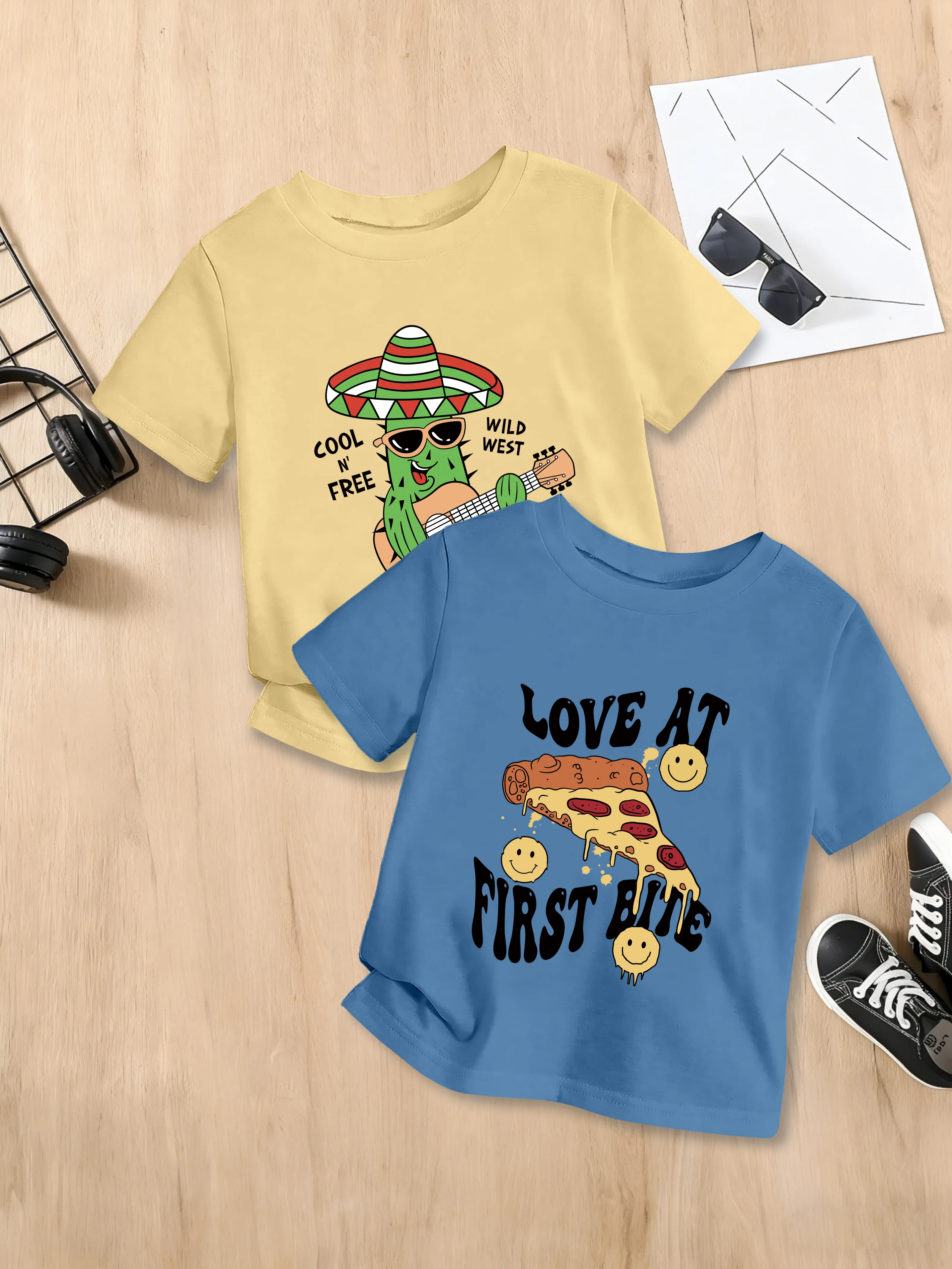 

2 предмета: летняя футболка для мальчиков, повседневная, с круглым вырезом, с принтом мультяшной пиццы и кактуса, играющего на гитаре