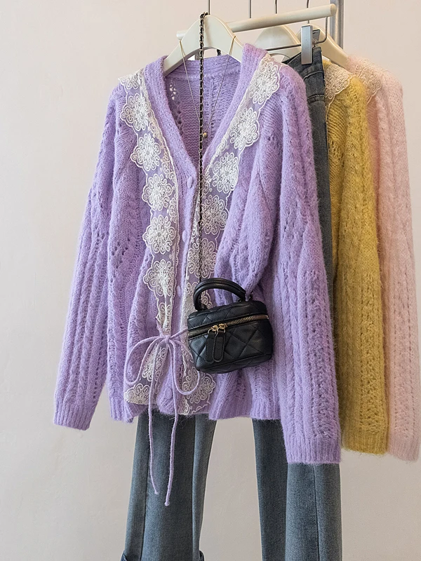 Różowy sweter z dzianiny z koronkowym wykończeniem, dekolt w serek, luźny krój, swobodny styl, długi rękaw, ażurowy wzór, plus size, modny.