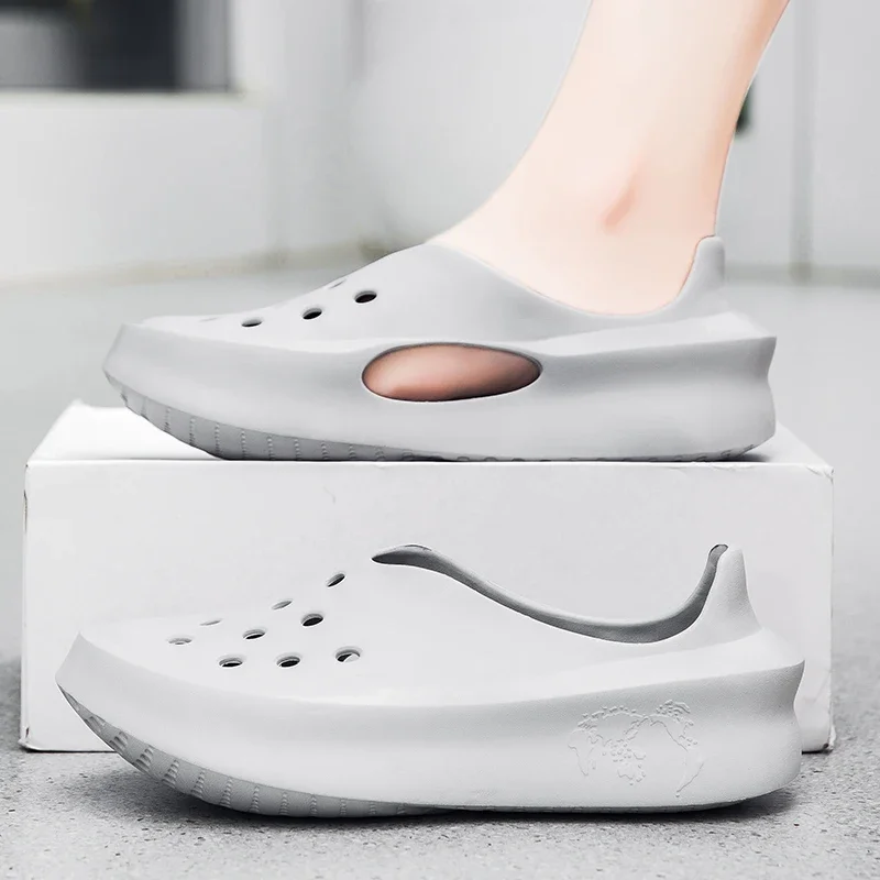 

Дышащие и полые мужские шлепанцы с круглой головкой. Однотонные летние мягкие быстросохнущие и нескользящие сандалии.