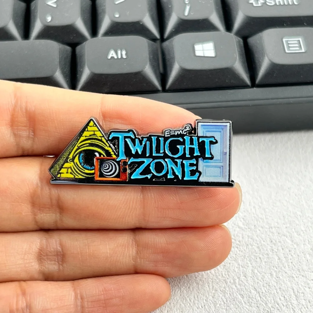 The Twilight Zone Metallbrosche Sci-Fi TV-Show Emaille-Pin Allsehendes Auge Pyramiden-Abzeichen Kleidung Rucksack Reversnadeln Sci-Fi Fan Geschenk – Detail 7