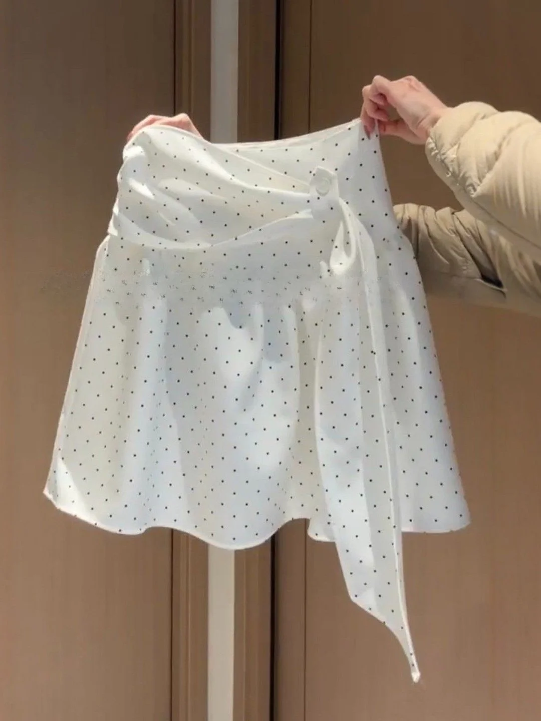 

Корейская женская юбка А-силуэта с высокой талией, весна 2026, новая модель, в горошек, асимметричная, стройнящая, скрывающая бедра