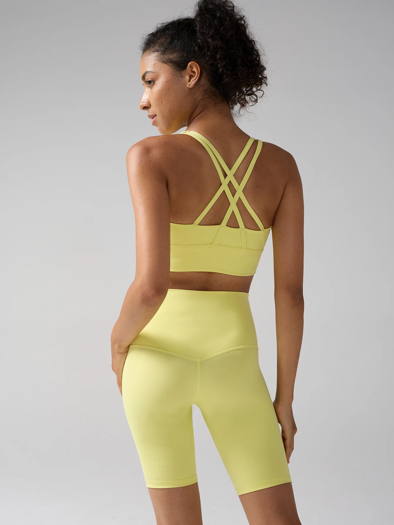 Yoga-Shorts-Set 2-teilig mit überkreuztem Rücken, Sport-BH und hochtaillierter, figurformender Yoga-Shorts für Laufen, Fitness, Pilates und Yoga