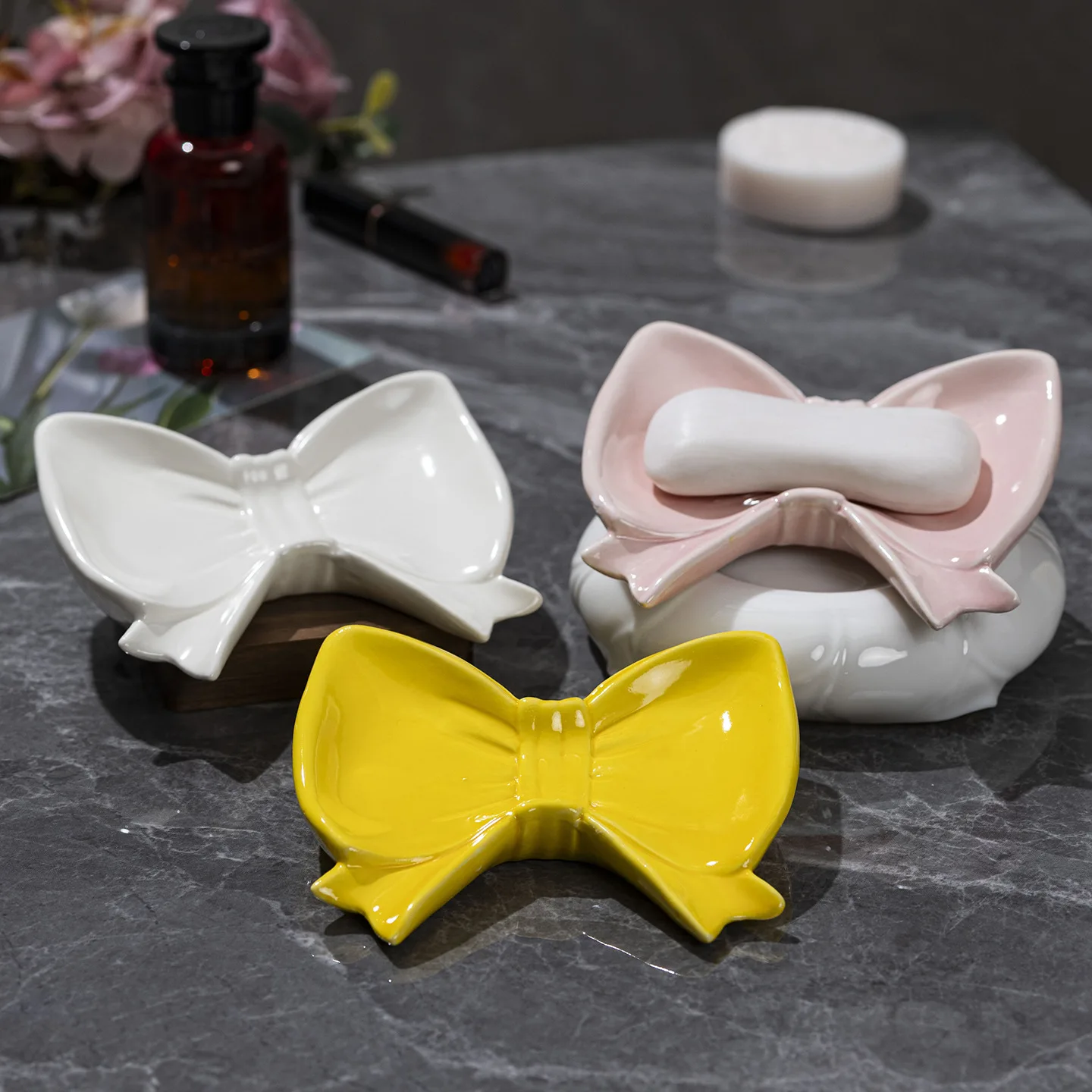 Cross-border drainable bow soap box, bathroom household rack ceramic non-water soap dish holder