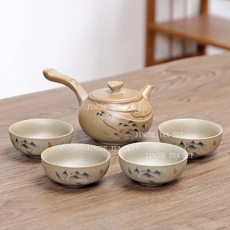 

Набор чайников с одной кастрюлей и четырьмя чашками. Китайский керамический горшок с боковой ручкой. Грубая керамика. Дорожный чайный сервиз. Четыре человека создают чайник.