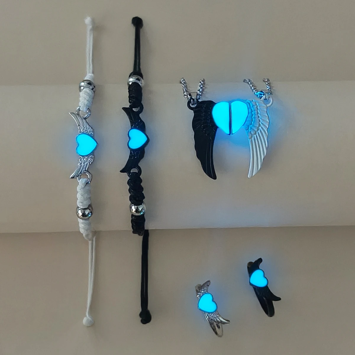 مجموعة أساور على شكل قلب مضيء وثلاثية الأبعاد على شكل جناح للزوجين للنساء مجموعة مجوهرات عصرية مكونة من 6 قطع