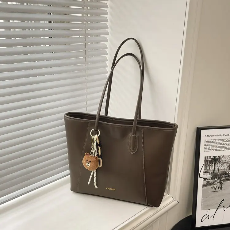 

Компактная и портативная сумка для подгузников, идеально подходящая для поездок на выходные с всей семьей.